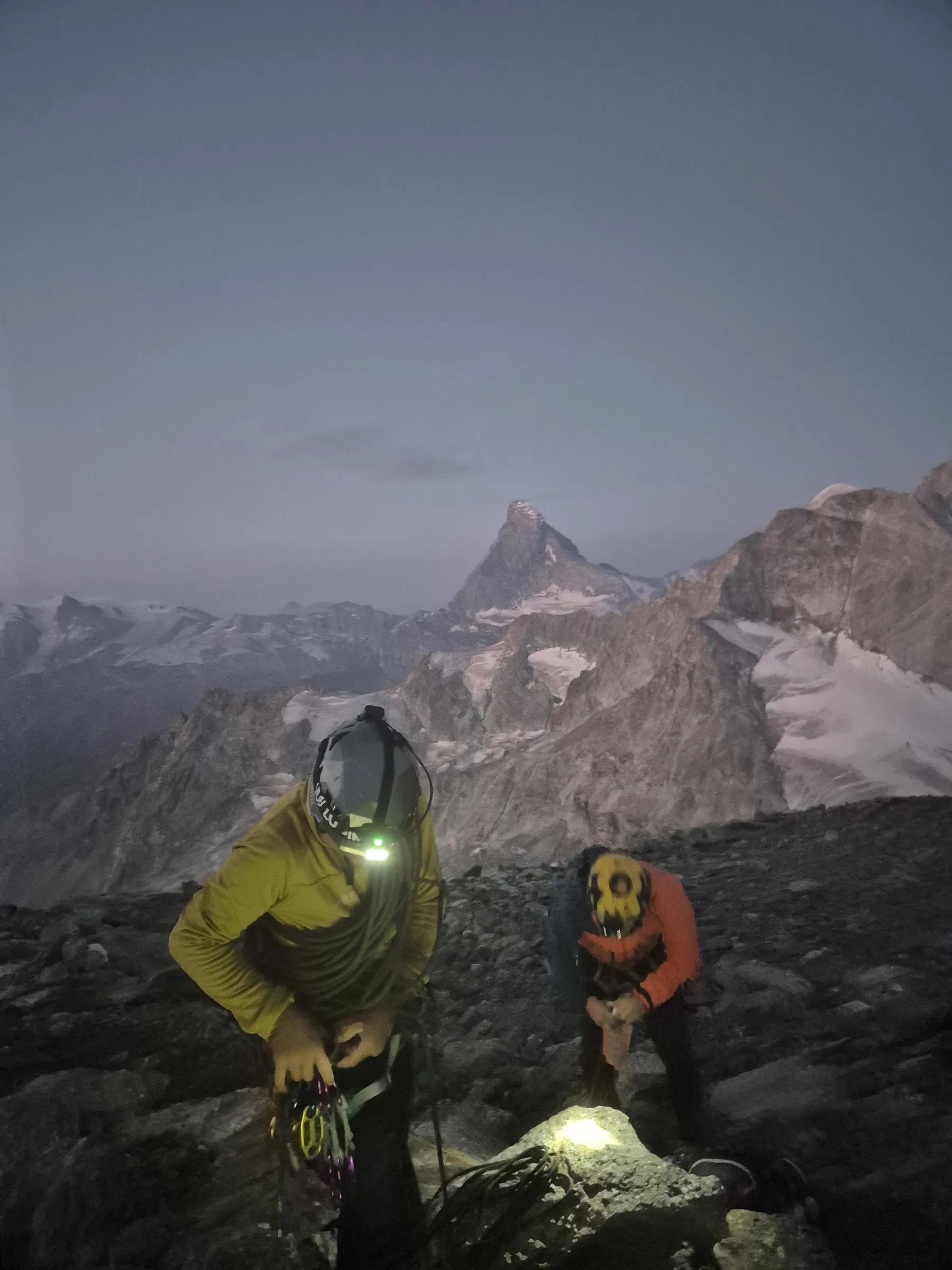 Sonnenaufgang am Frühstücksplatz beim Aufstieg zum Zinalrothorn