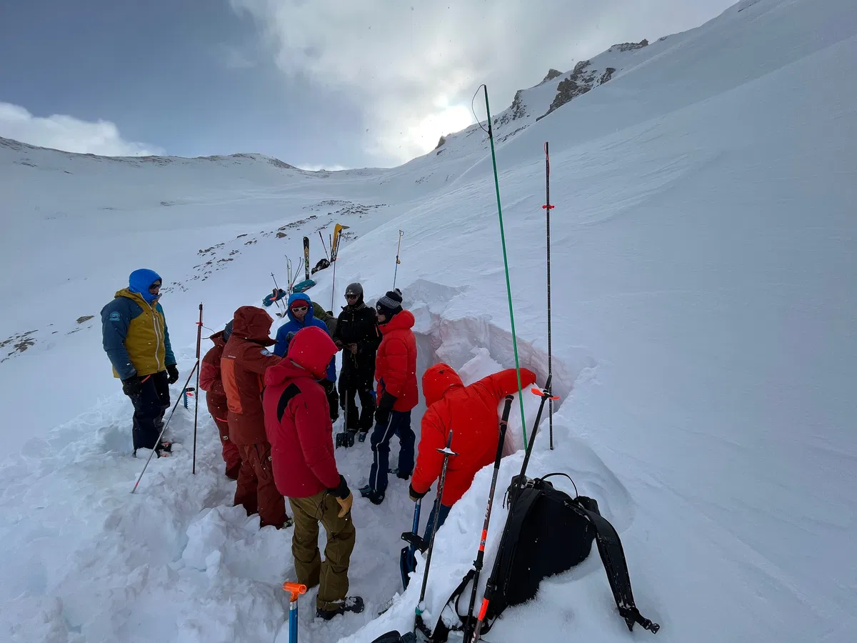 Wie wird ein Schneeprofil gegraben und beurteilt lernst du hier