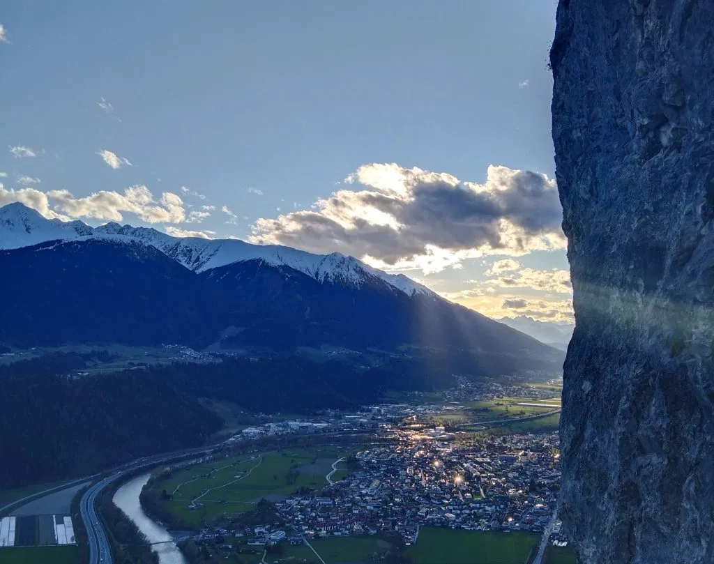Blick beim Klettern auf der Martinswand auf Innsbruck