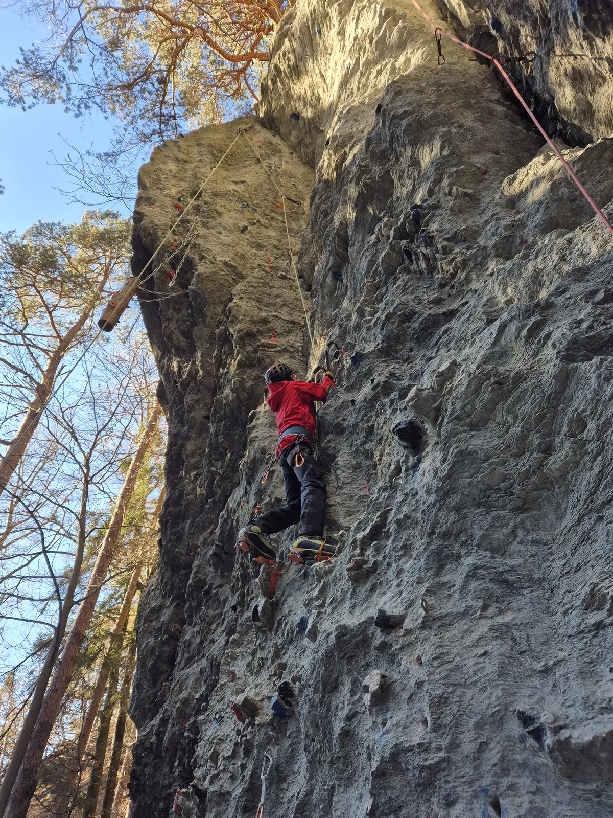 Ein junger Kletterer beim Drytoolen am Drachenfels in der Sillschlucht bei einem Schnuppertag