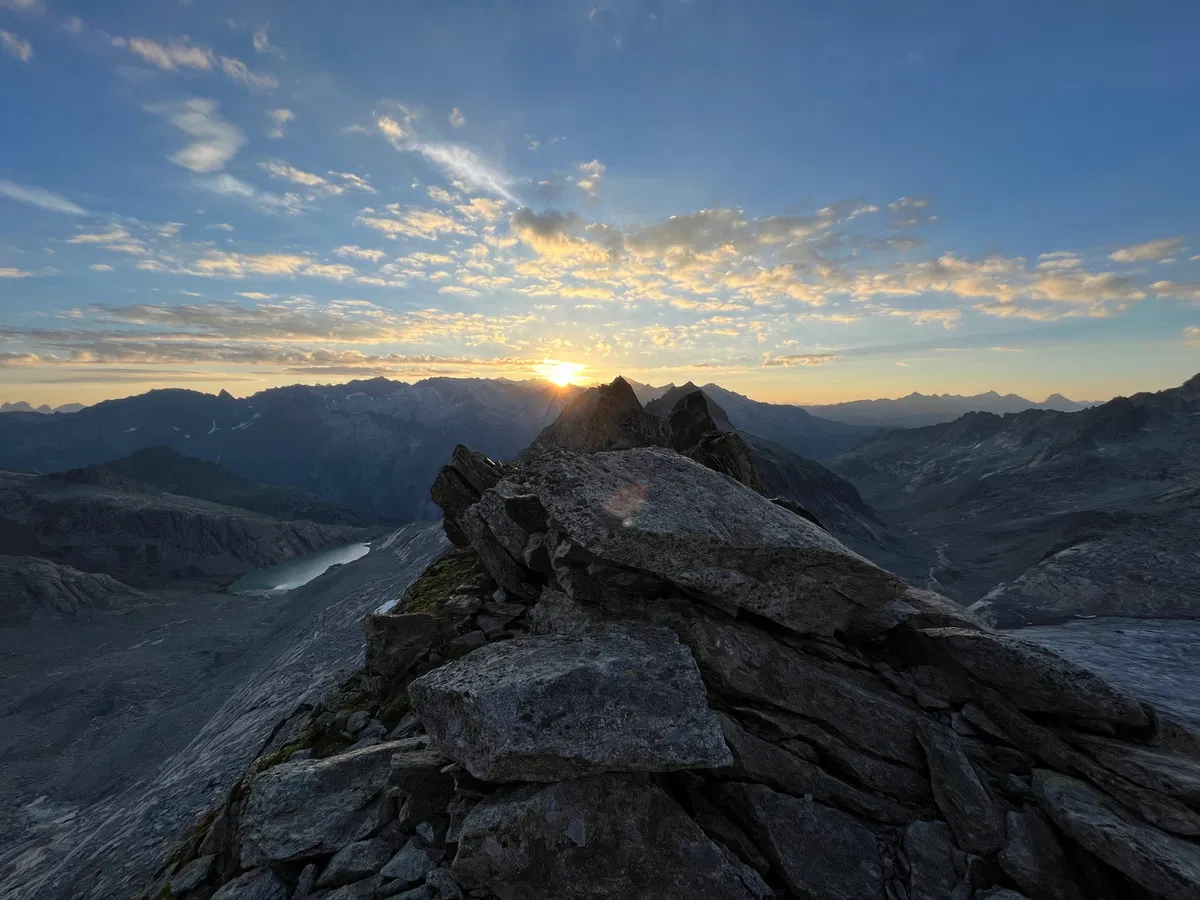 Am Gipfel des Fusstein im Abendlicht nach einer Beteigung über den Nordgrat mit den Innsbrucker Bergführern