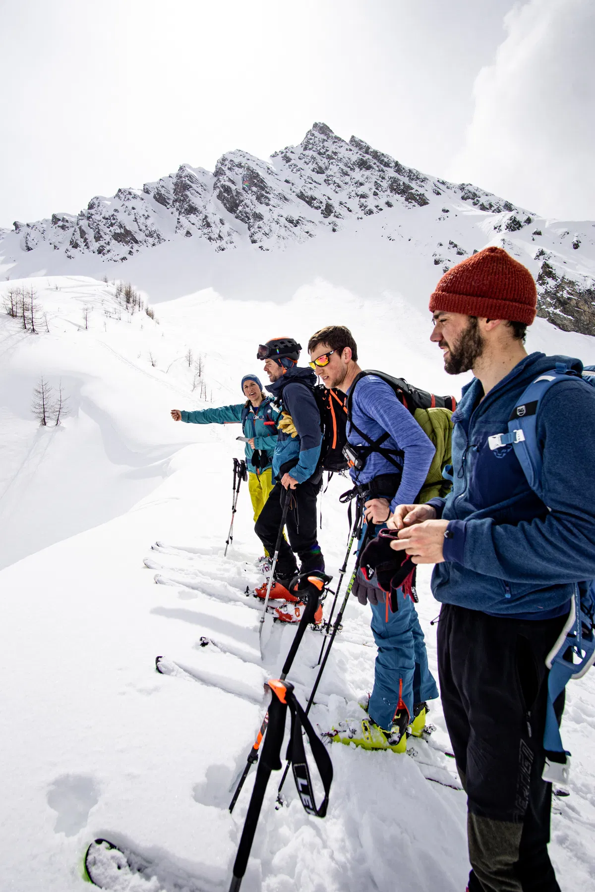 Eine Grupppe mit Bergführer bei den Pulverträumen im Wipptal bei einer Skitour im Schmirntal