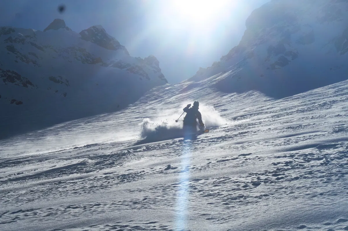 Bergführer in der Abfahrt vom Gschnitzer Tribulaun bei Pulverschnee