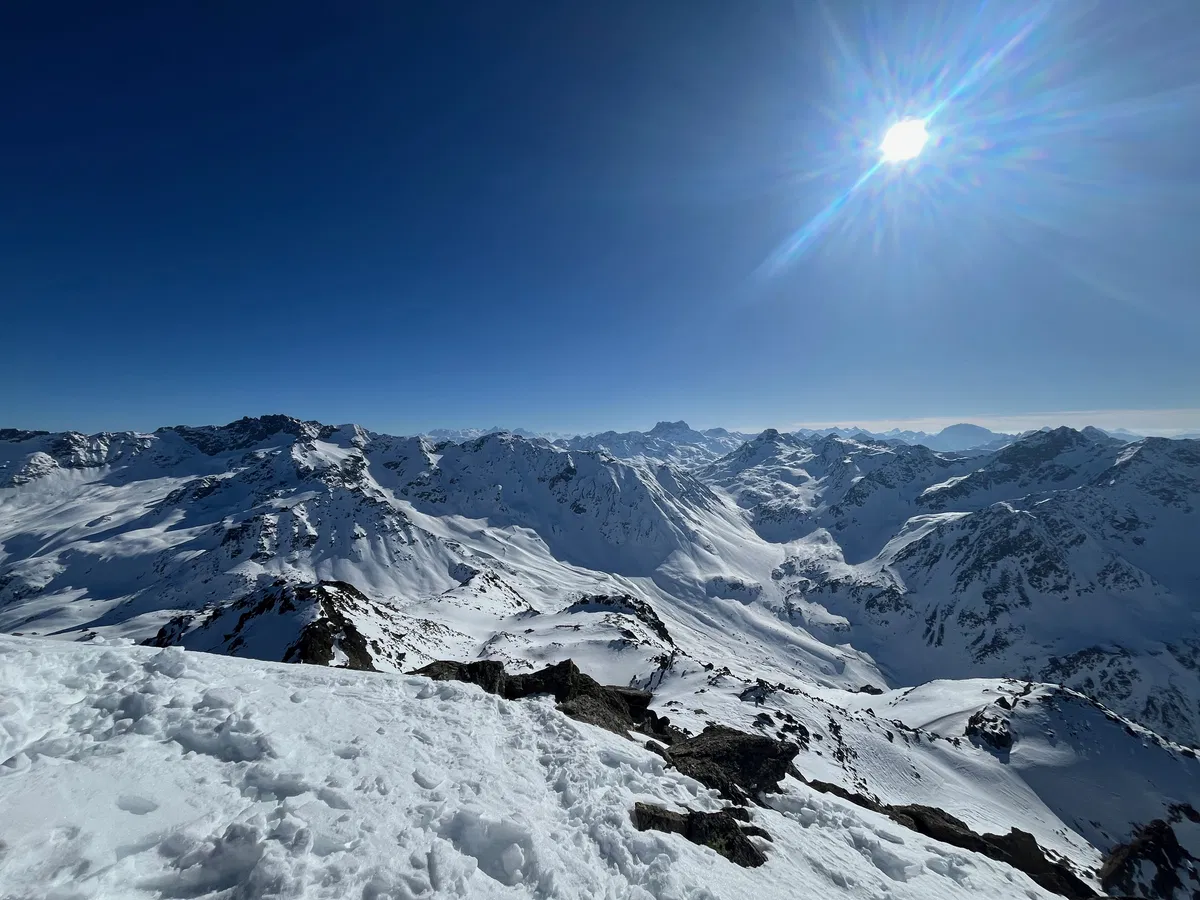 innsbruck-schneeschuh Geführte Schneeschuhtour in Tirol mit Blick auf die verschneiten Alpen