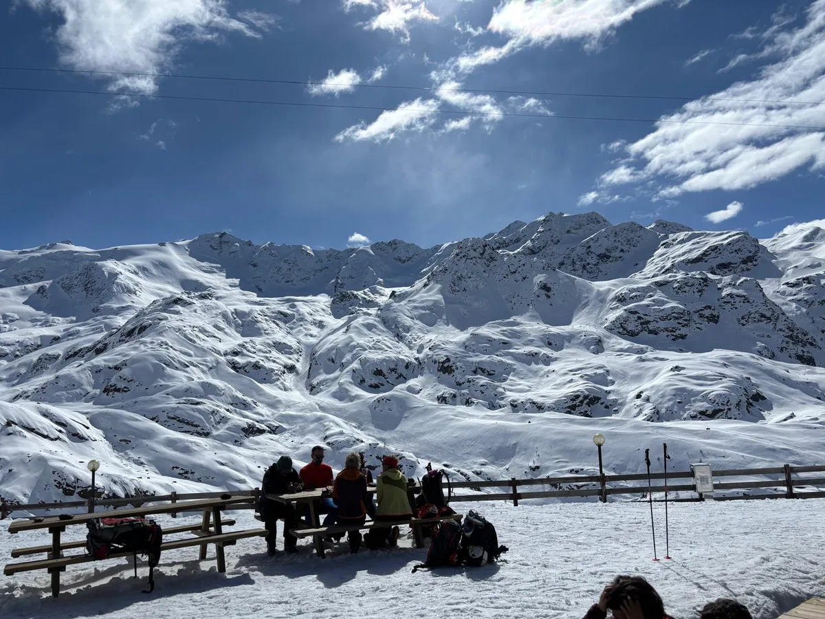 Blick auf den Forni Kessel von der Terrasse der Branca Hütte