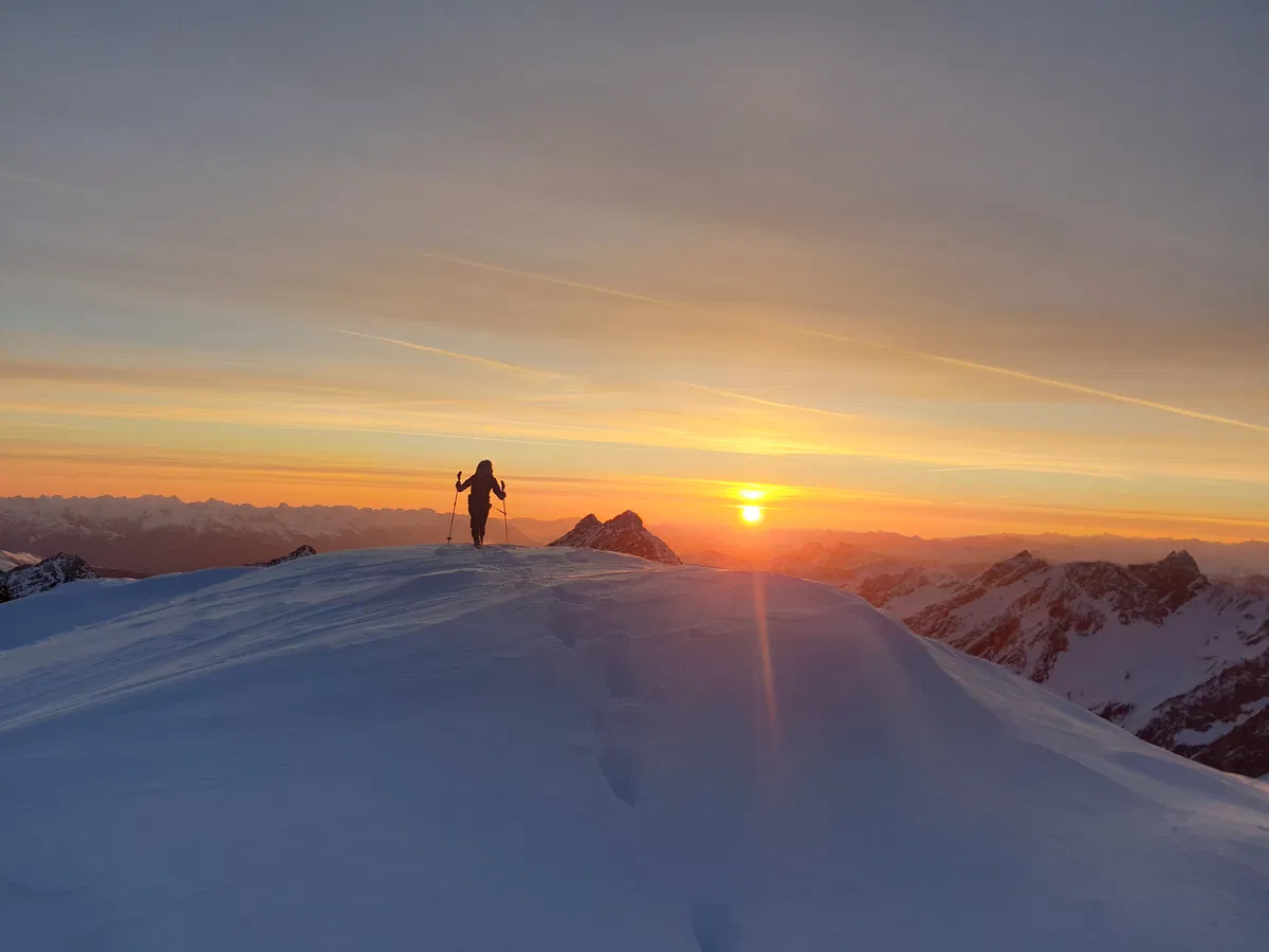 Sonnenaufgang kurz vor dem Gipfel bei einer Skitour auf den Winnebacher Weißenkogel mit den Innsbrucker Bergführern
