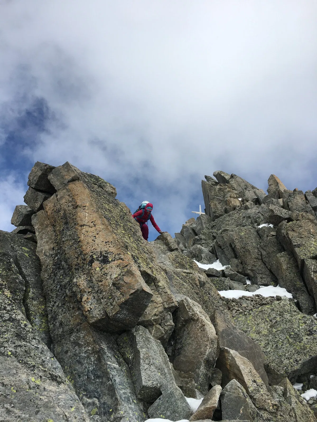 Gast mit Bergführer beim Abstieg am Lüsener Fernerkogel und Blick zurück richtung Gipfel