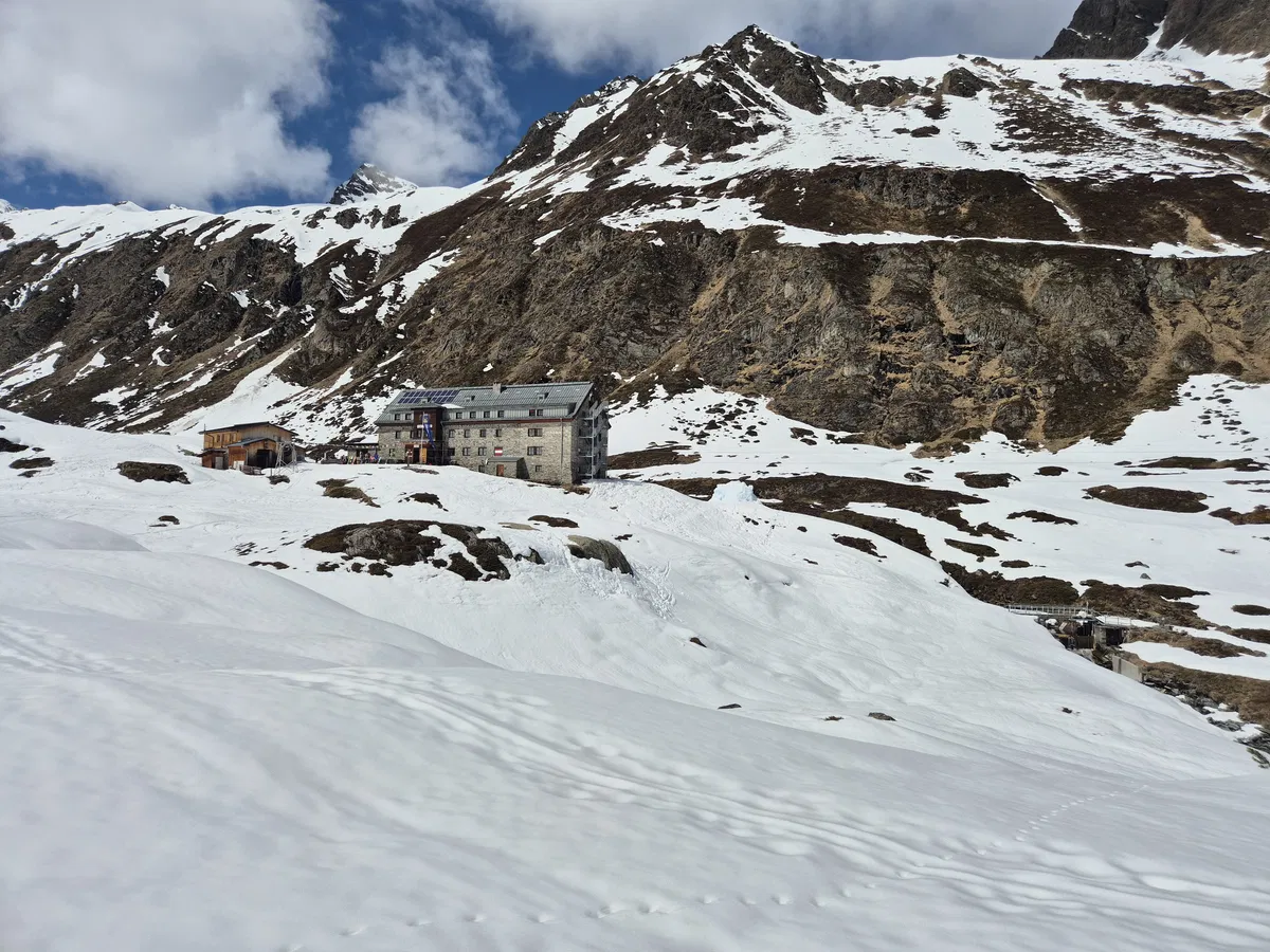 Die Franz-Senn Hütte im Winter als Stützpunkt für Skihochtouren mit Bergführer
