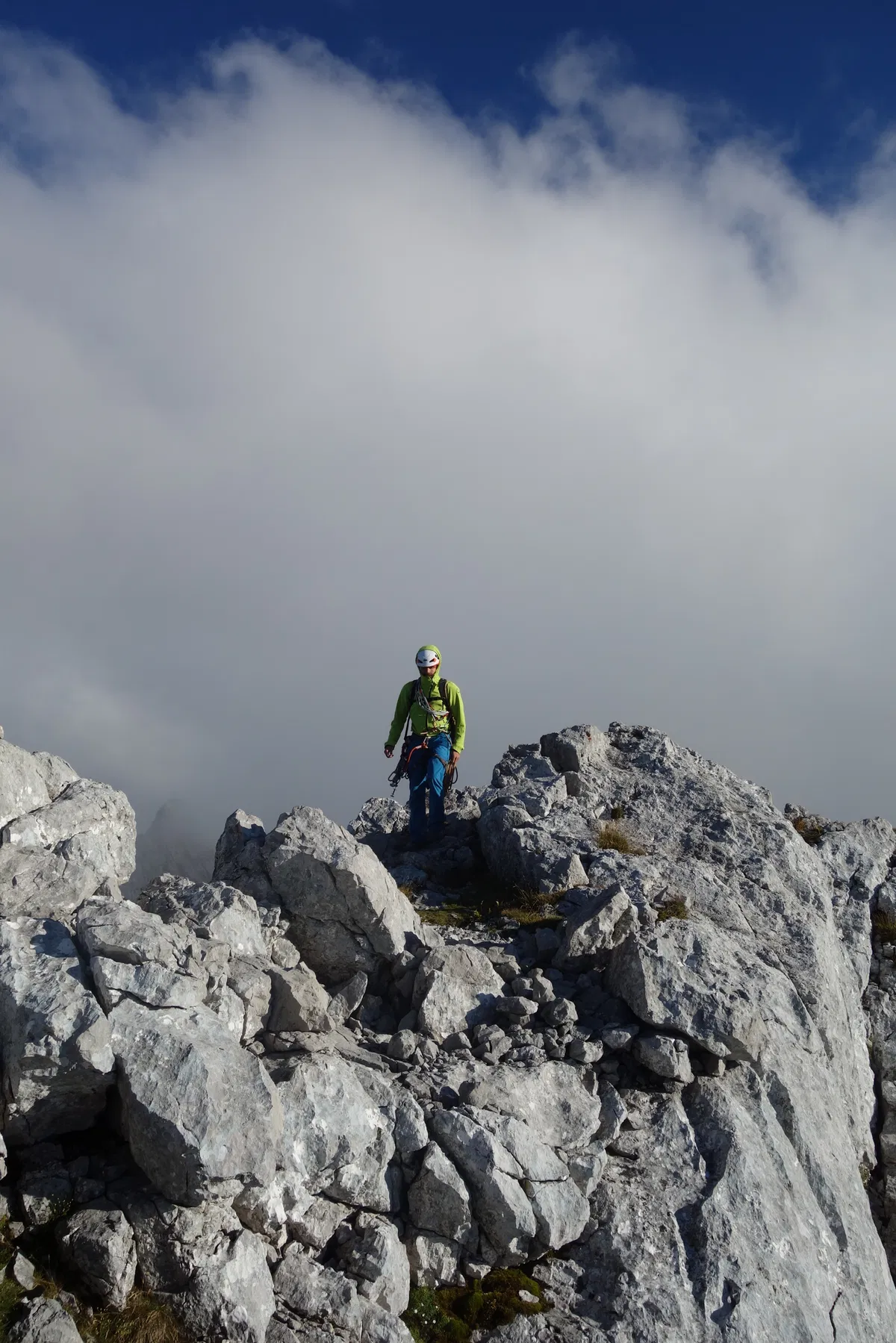 Im Aufstieg am Fleischbank Nordgrat mit Bergführer kurz vor dem Gipfel mit stimmungsvollen Wolken